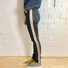 Charger l'image dans la galerie, 6th of December Jeans Pattern by You Made My Day Patterns